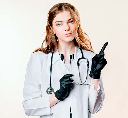 женщина врач в белом халате и черных перчатках